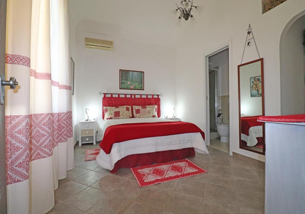 A bed or beds in a room at Murphy Holiday Home - Mongiardino 01