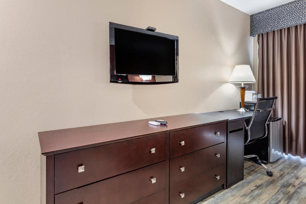 Econo Lodge Inn & Suites Old Saybrook - Westbrook - Queen Room With Two Queen Beds