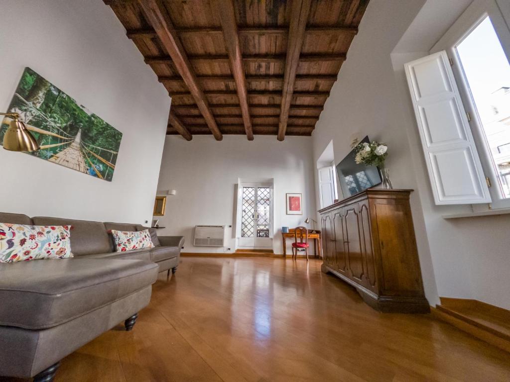 - un salon avec un canapé et quelques fenêtres dans l'établissement Pandy Suite, à Rome