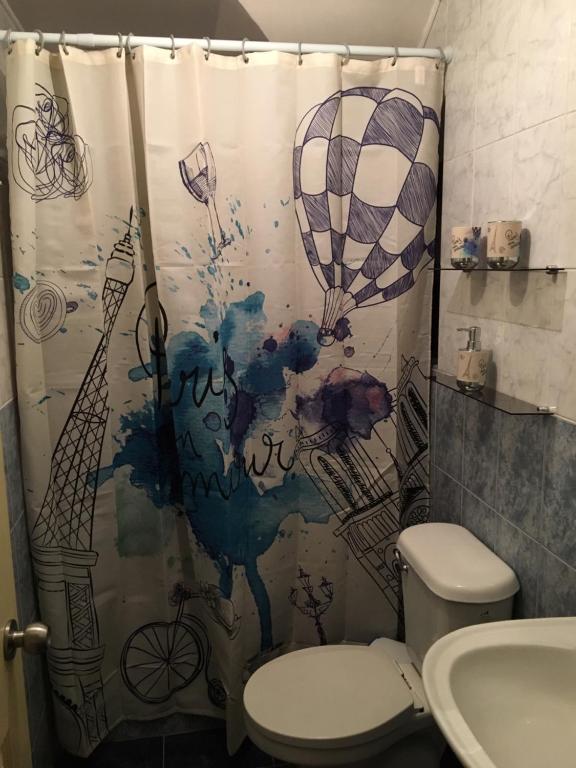 Un baño de HOSTAL CAUQUENES