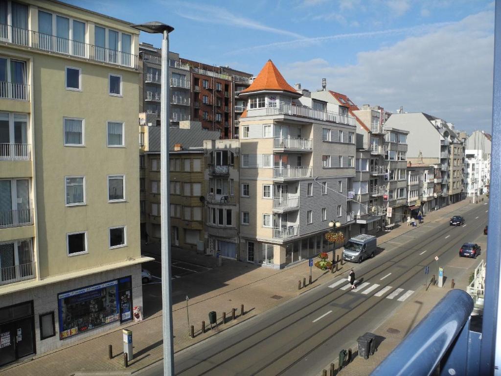 a view of a city with buildings and a street at Margaux in De Panne