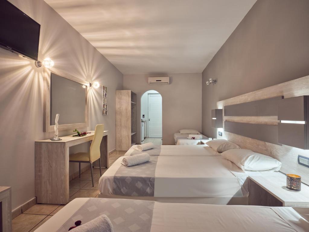 Postel nebo postele na pokoji v ubytování Savvas-Deval Hotel