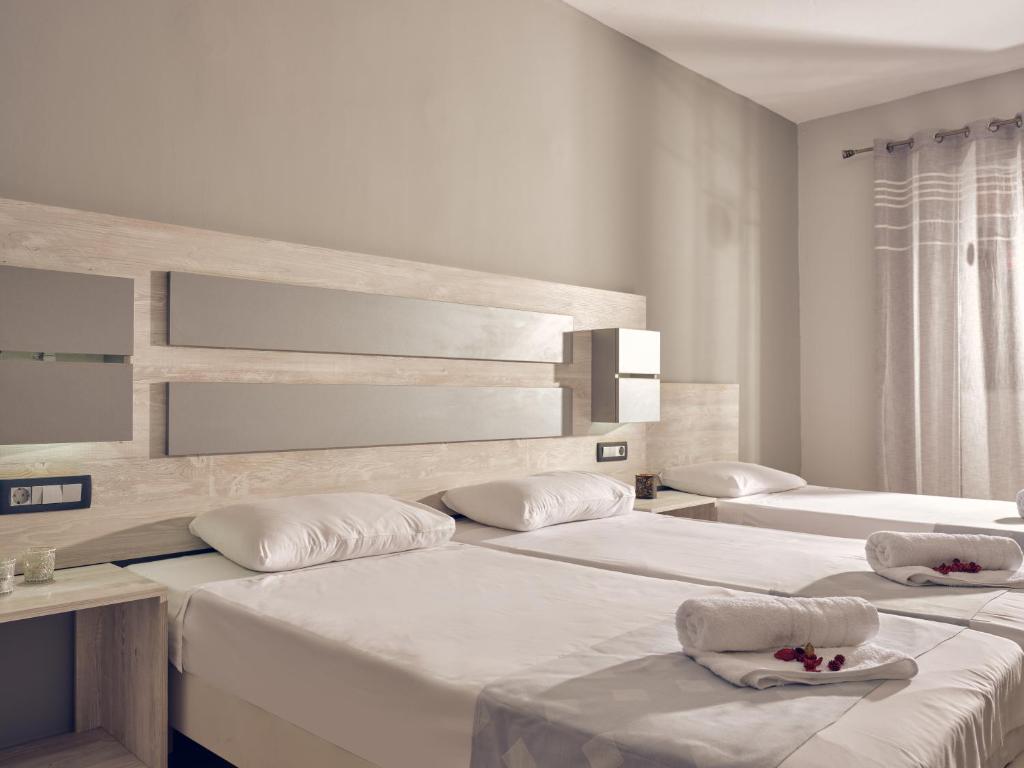 Postel nebo postele na pokoji v ubytování Savvas-Deval Hotel