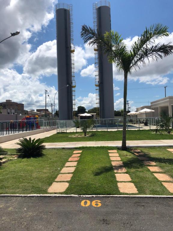 a palm tree sitting in the middle of a park at Apartamento da Chris in Palmas