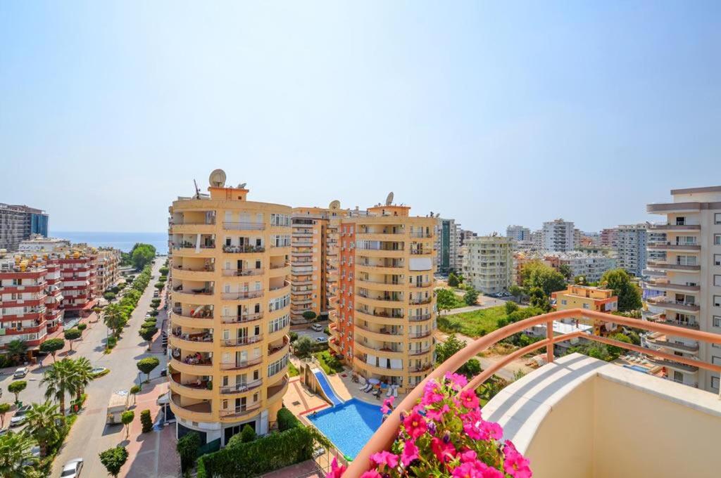 uma vista para uma cidade com edifícios altos e uma piscina em Cebeci 2 em Mahmutlar