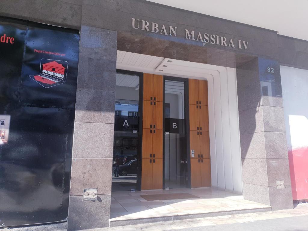 una entrada a un edificio de la embajada de los Estados Unidos en MAARIF LUXURY APART -Urban Massira IV-, en Casablanca