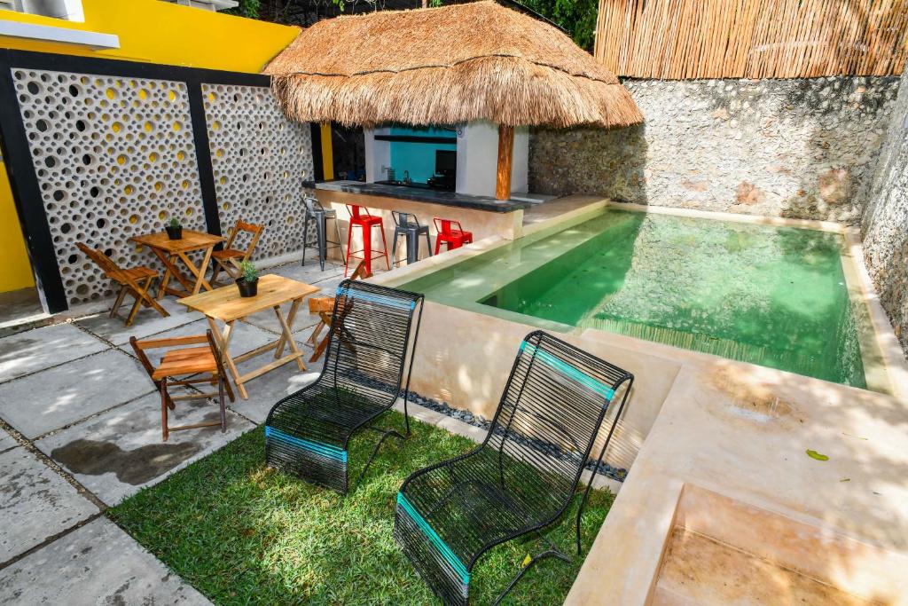 a patio area with a pool table and chairs at Hostal La 59 in Mérida