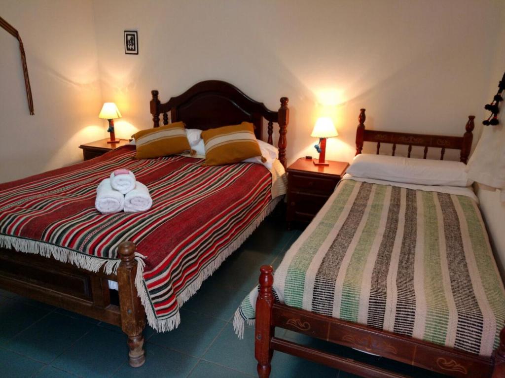 Tempat tidur dalam kamar di Hostal Milmahuasi Iruya