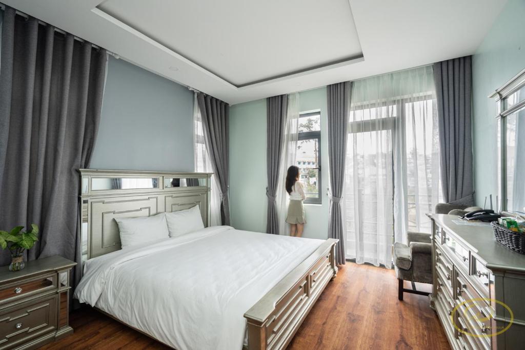 Postel nebo postele na pokoji v ubytování Hong Mon Villa