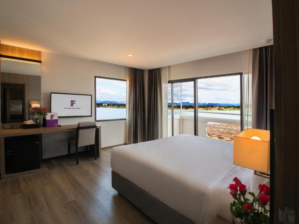 Postel nebo postele na pokoji v ubytování Fortune View Khong Hotel Nakhon Phanom