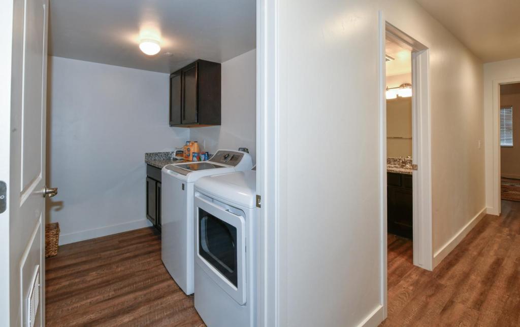 Kuchyň nebo kuchyňský kout v ubytování Moab Redcliff Condos Dean RE
