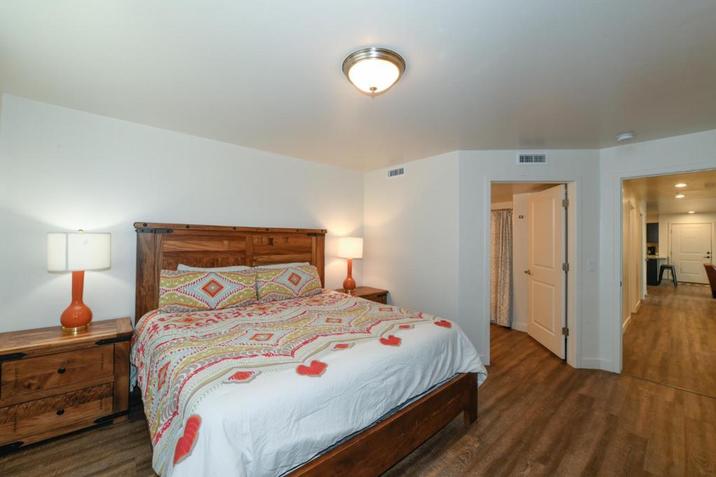 Postel nebo postele na pokoji v ubytování Moab Redcliff Condos Dean RE