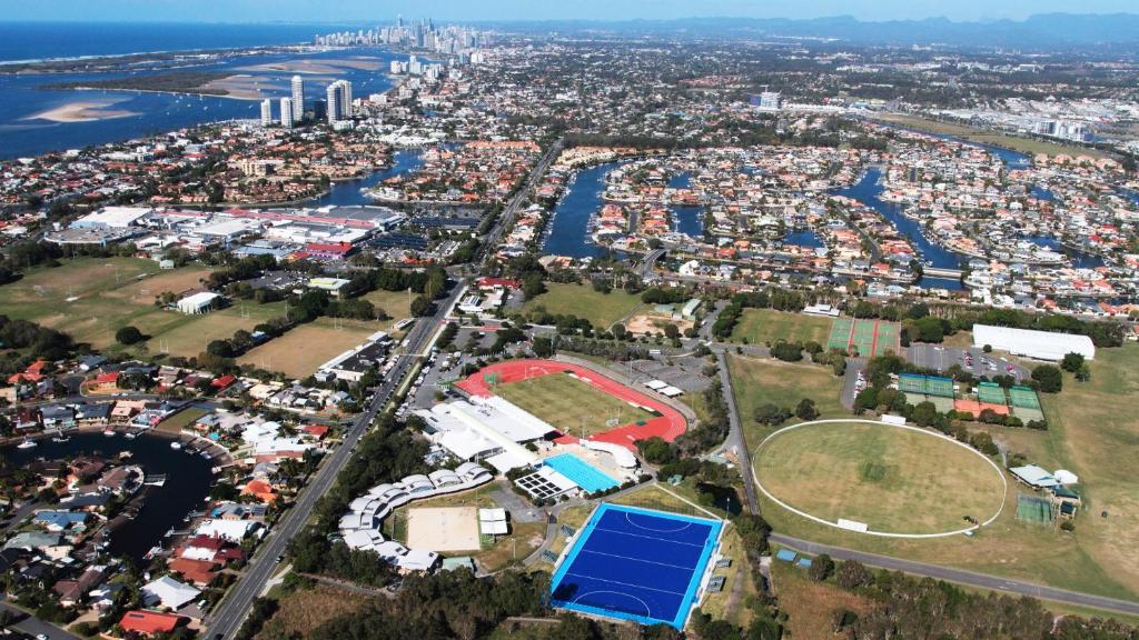 ゴールドコーストにあるGold Coast Performance Centreのテニスコート付き公園の空中ビュー