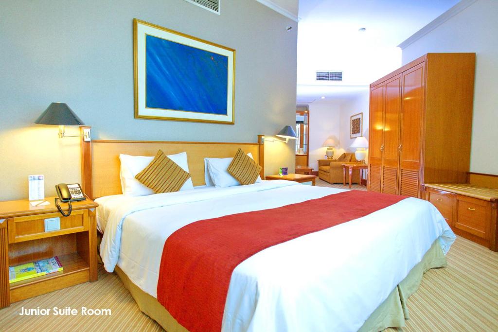 Postel nebo postele na pokoji v ubytování Menara Peninsula Hotel