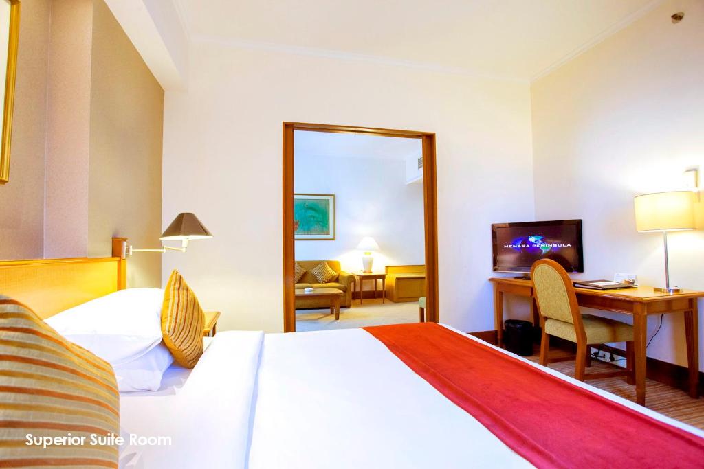 Postel nebo postele na pokoji v ubytování Menara Peninsula Hotel