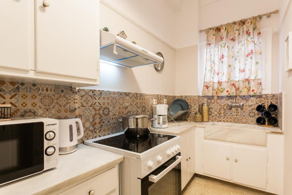 Kuchyňa alebo kuchynka v ubytovaní Syntagma 3 Bedroom Sweet And Practical Apartment