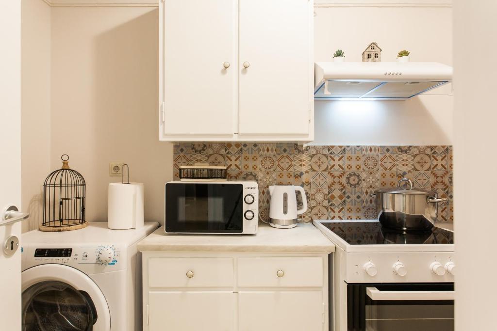 Kuchyňa alebo kuchynka v ubytovaní Syntagma 3 Bedroom Sweet And Practical Apartment