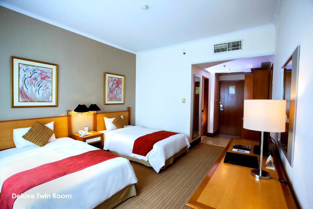 Postel nebo postele na pokoji v ubytování Menara Peninsula Hotel