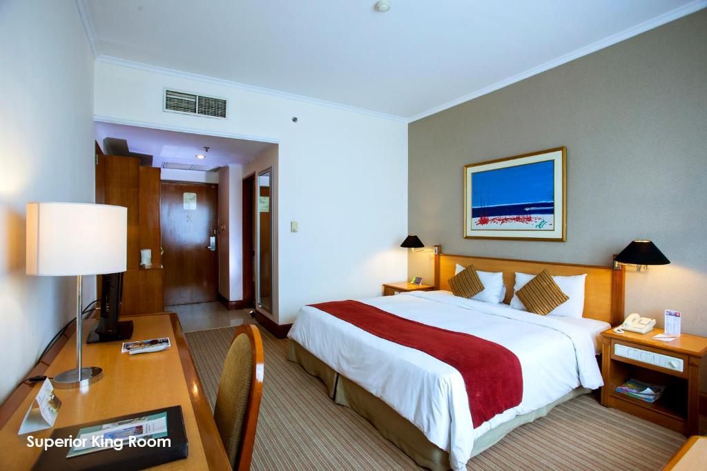 Postel nebo postele na pokoji v ubytování Menara Peninsula Hotel