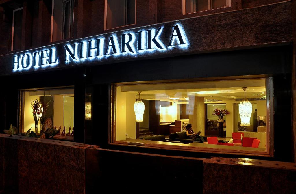 una señal de hotel mirka en el lateral de un edificio en Hotel Niharika, en Calcuta