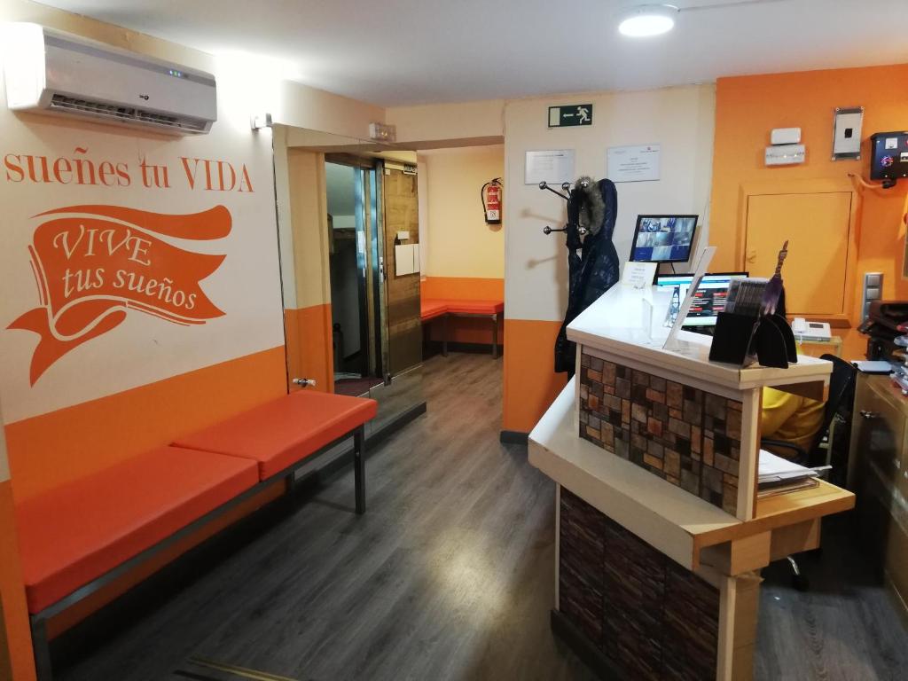 A television and/or entertainment centre at Hostal Inter Puerta del Sol AUTO CHECK IN