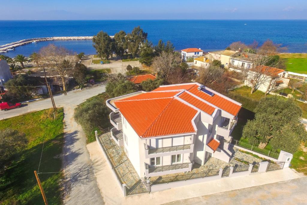 una vista aerea di una casa con tetto arancione di Skala Rachoni Cris Luxury Apartment Upper Floor a Skala Rachoniou