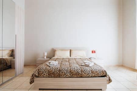 Łóżko lub łóżka w pokoju w obiekcie Flores Home