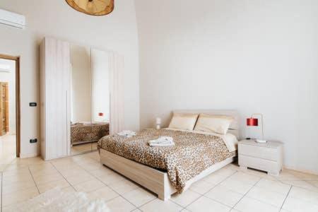 Łóżko lub łóżka w pokoju w obiekcie Flores Home