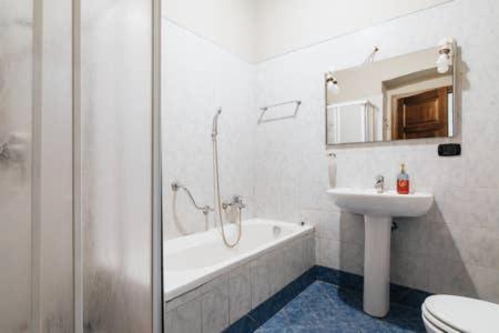 łazienka z wanną, umywalką i toaletą w obiekcie Flores Home w mieście Bari