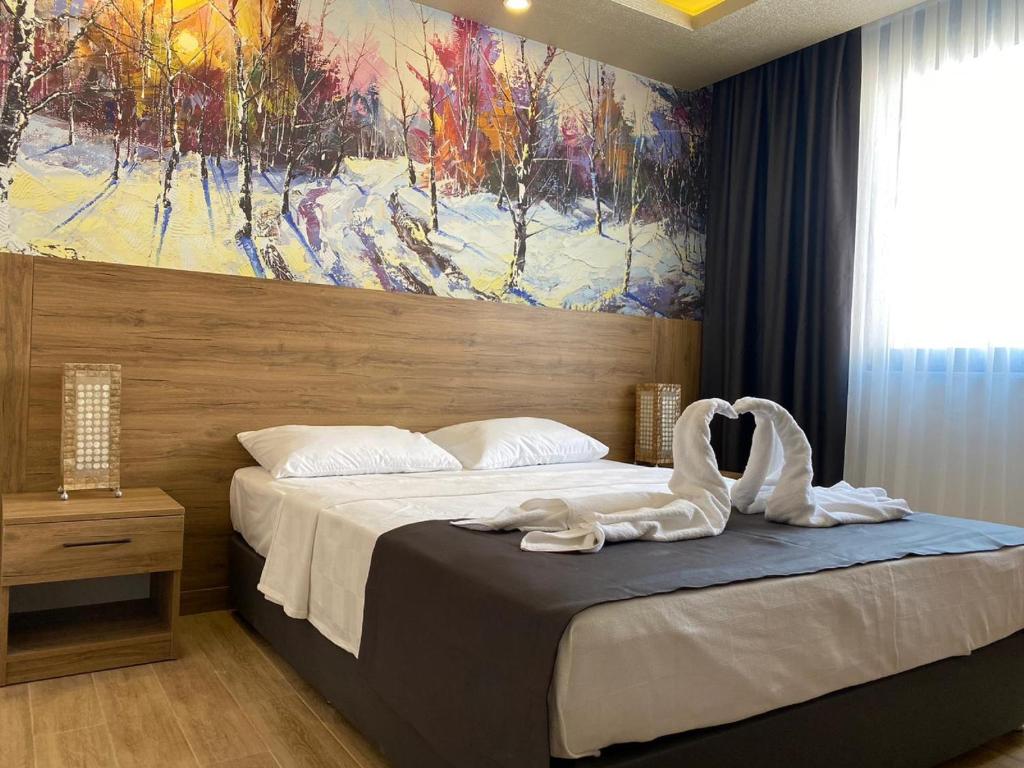Postel nebo postele na pokoji v ubytování Golden World Suite Hotel