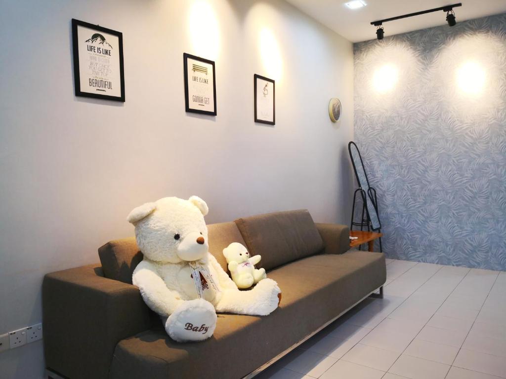 甘邦康卡普拉的住宿－Homestay UTM JPO SKUDAI Pulai Jaya Kangkar Pulai Near Taman Universiti，客厅的沙发上坐着两只泰迪熊