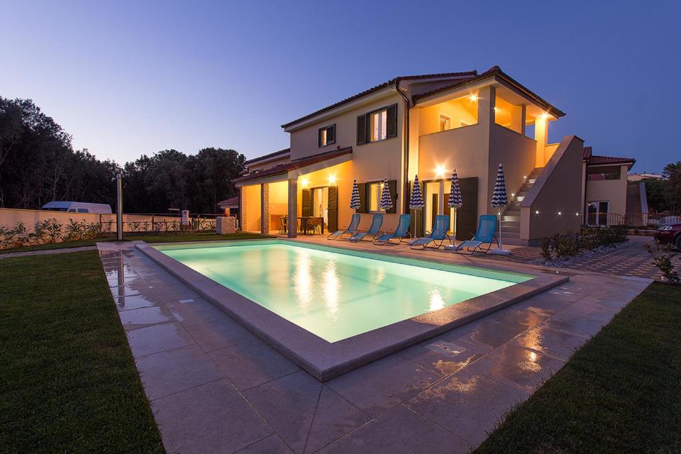 Bazén v ubytovaní Luxury Villa Olivia with pool , 200m from the beach alebo v jeho blízkosti