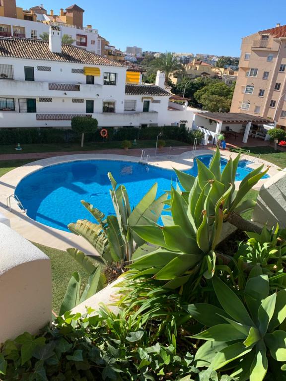 Cet appartement offre une vue sur la piscine. dans l'établissement Pueblo Del Parque, à Benalmádena