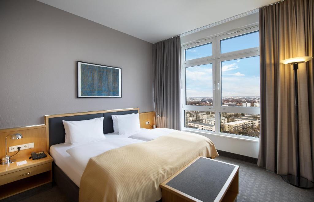 Postel nebo postele na pokoji v ubytování HI Hotel International Hamburg
