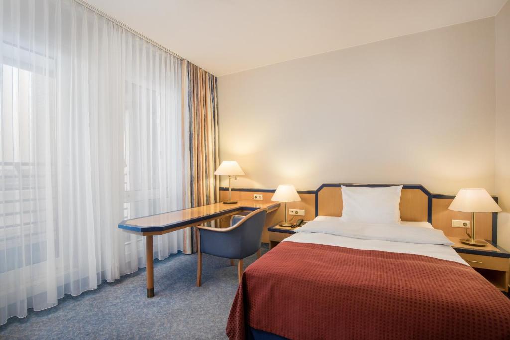 Postel nebo postele na pokoji v ubytování HI Hotel International Hamburg