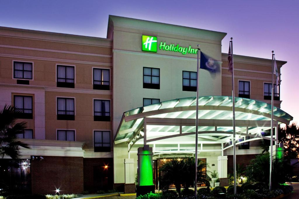 un hôtel avec un panneau à l'avant d'un bâtiment dans l'établissement Holiday Inn Houma, an IHG Hotel, à Houma