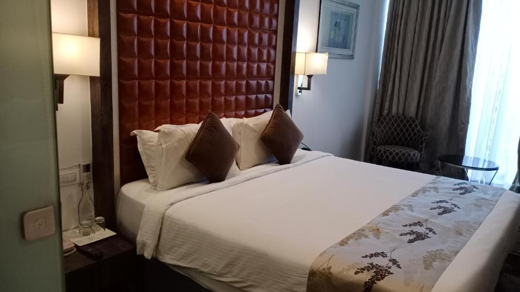 Postel nebo postele na pokoji v ubytování Regenta Central Hotel & Convention Centre Nagpur