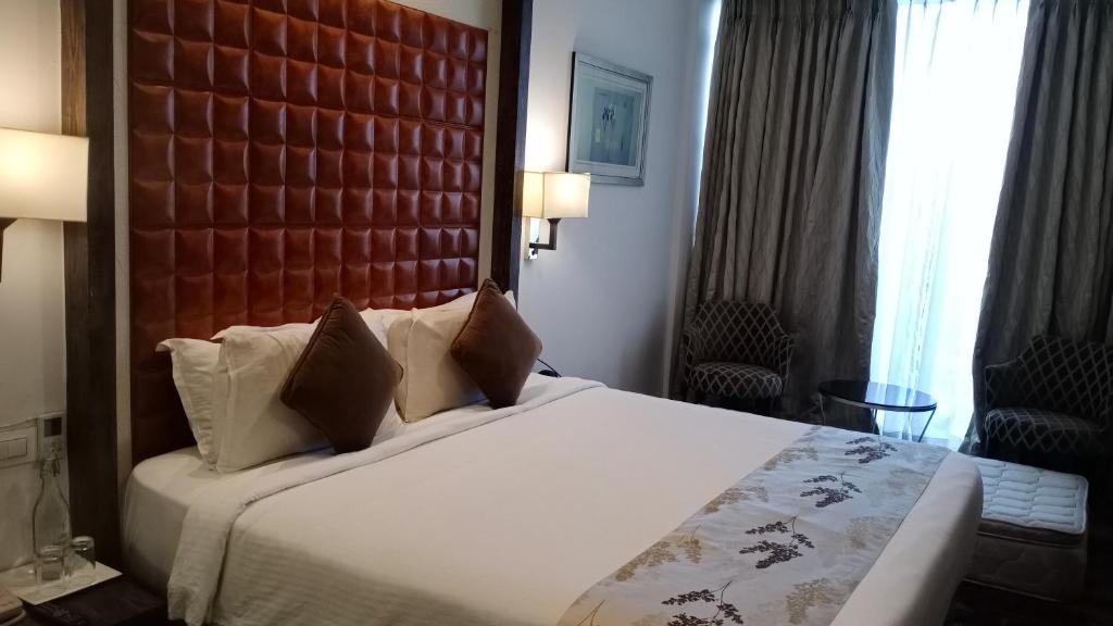Postel nebo postele na pokoji v ubytování Regenta Central Hotel & Convention Centre Nagpur
