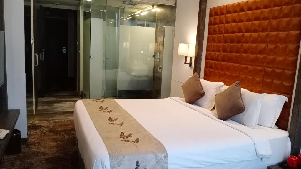 Postel nebo postele na pokoji v ubytování Regenta Central Hotel & Convention Centre Nagpur
