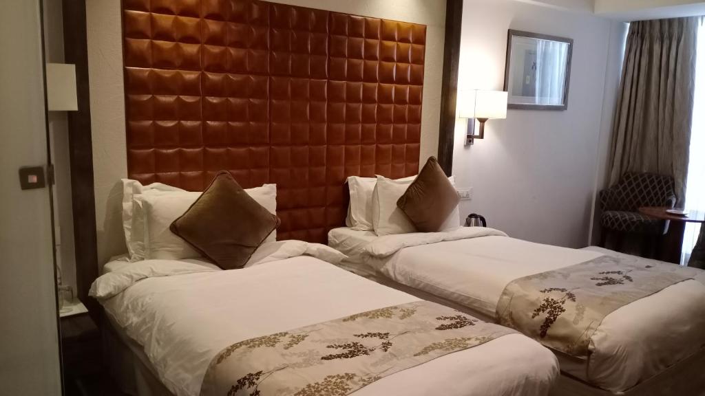 Postel nebo postele na pokoji v ubytování Regenta Central Hotel & Convention Centre Nagpur