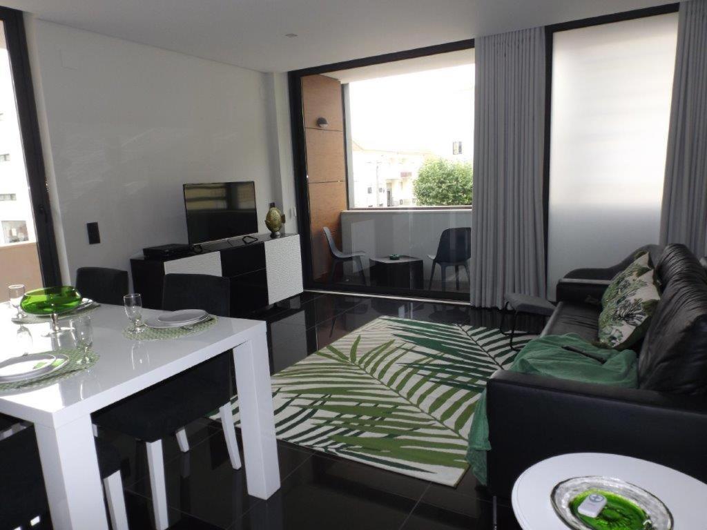 een woonkamer met een bank en een tafel bij Duque de Loulé - Apartments - Apartamento E in São Martinho do Porto