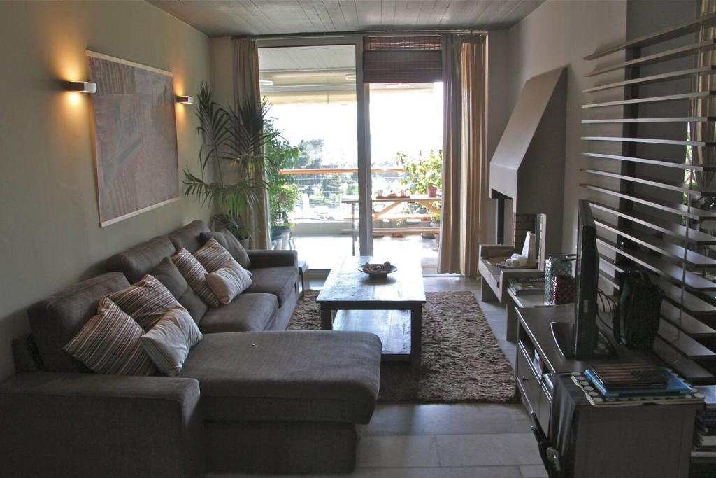 Posezení v ubytování Varkiza Seaside Penthouse with Private Roof Deck
