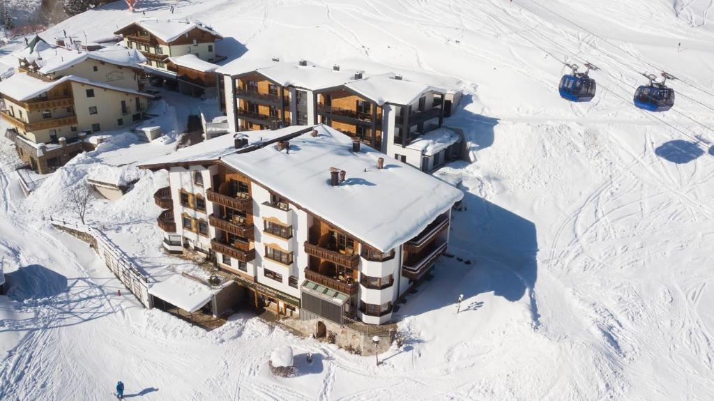 widok z góry na hotel na śniegu w obiekcie Arula GmbH w mieście Sankt Anton am Arlberg
