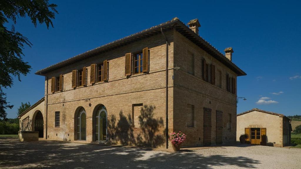 a large brick building with windows on the side of it at Villa Ponte in Ponte dʼArbia