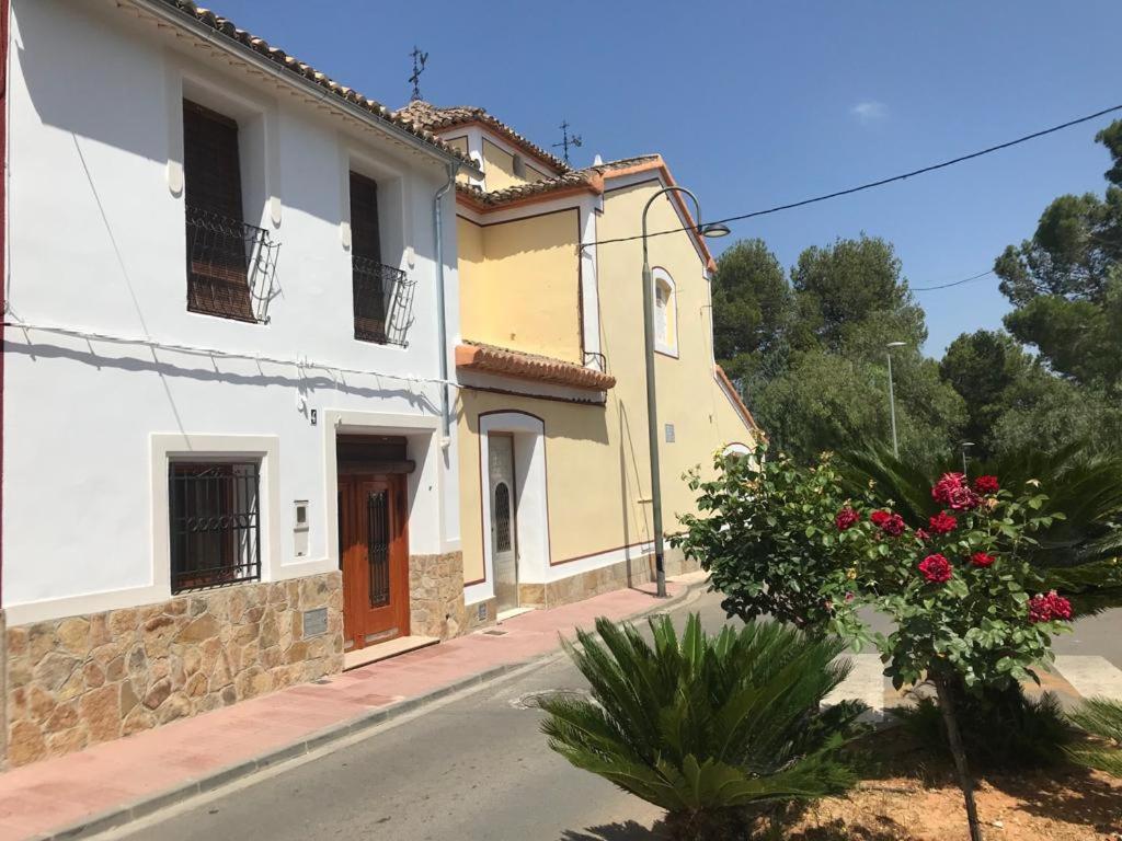 una strada con due edifici su una strada di Casa rural la ermita de Anna a Anna