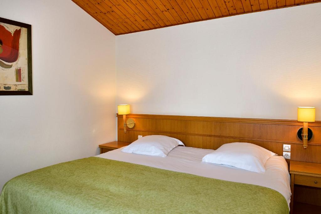 Logis Hôtel Val de Vienne - 露台的家庭房