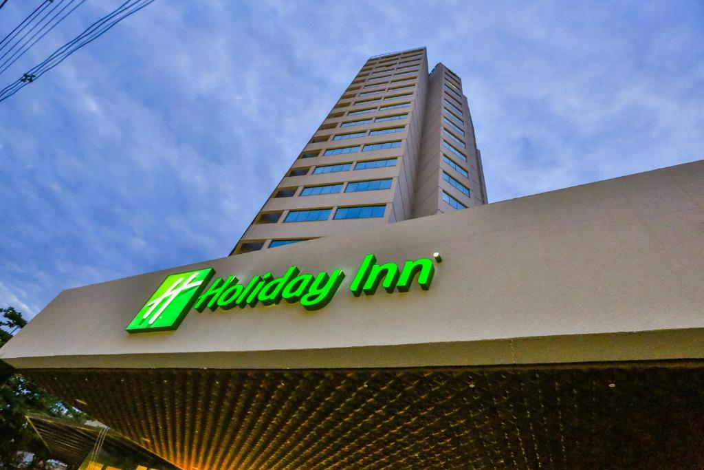 a company sign on the top of a building at Holiday Inn - Goiania, an IHG Hotel in Goiânia