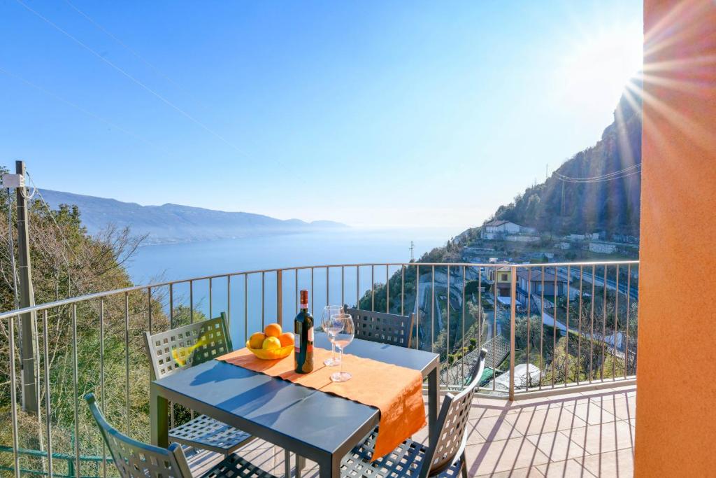 Orange house - Apartment With Lake View