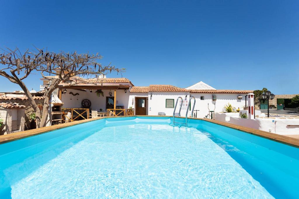 - une piscine en face d'une villa dans l'établissement Casa Las Zocas, à San Miguel de Abona