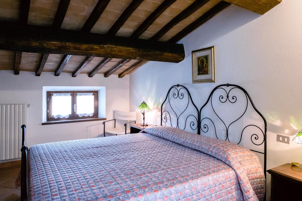 een slaapkamer met een groot bed in een kamer bij Villa Chiccheio Rooms in Montepulciano